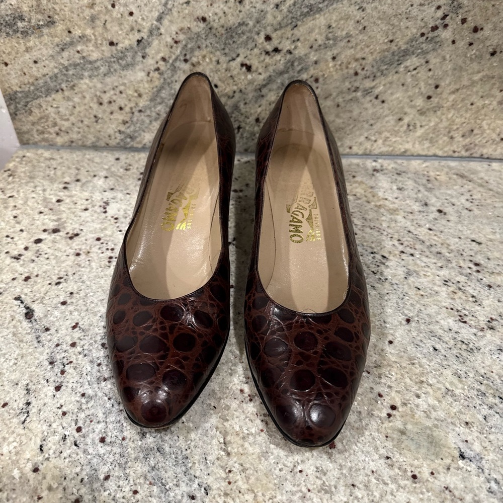 SALVATORE FERRAGAMO ITALY DARK BROWN CROCODILE DESIGN LEATHER
SHOES SIZE 9.5 US